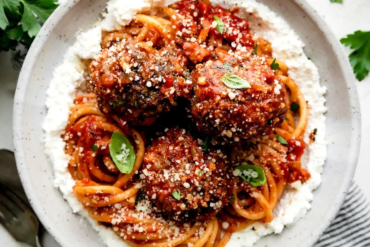 Cooking Methods: Baking vs. Simmering Your Italian Meatball Recipe
